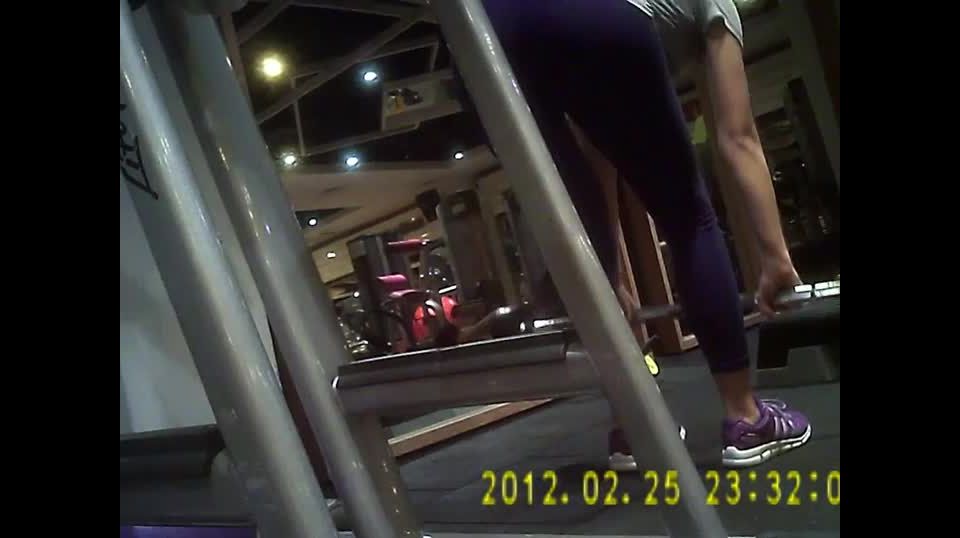 Spying while a sexy girl does  deadlifts