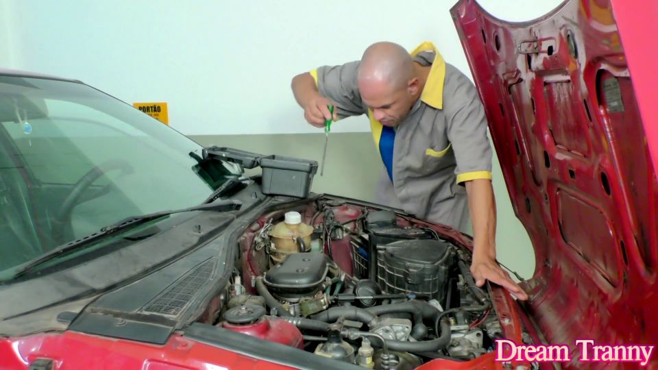 Lucky Car Mechanic Fucks Beautiful Tranny Luana Alves