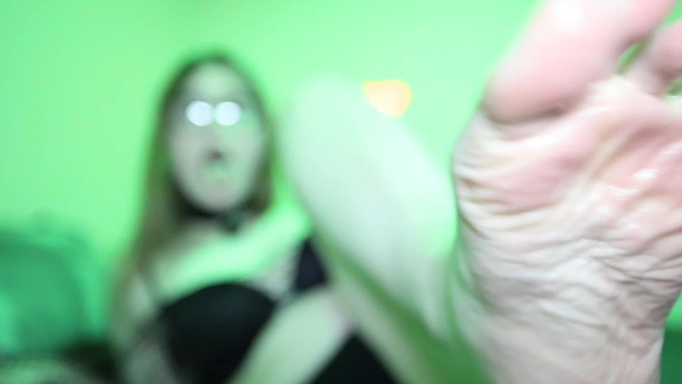 Corpsethot – Evies First Glass Toy Feet Worship Foot!