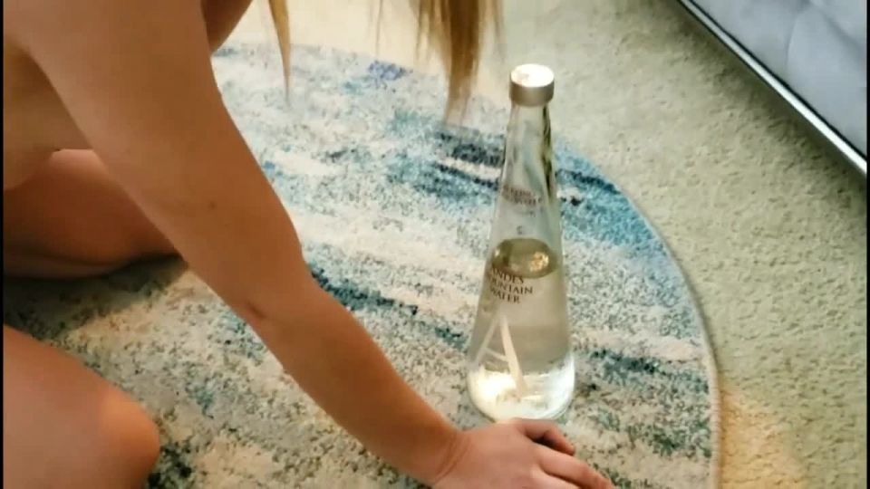 Her pussy likes this huge water bottle