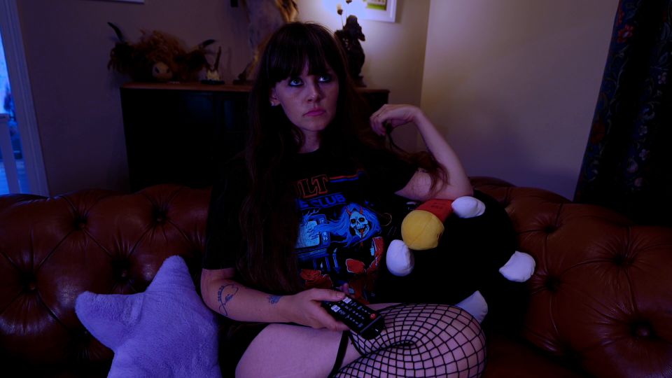 Sydney Harwin – HORROR Movie Night With Sister.