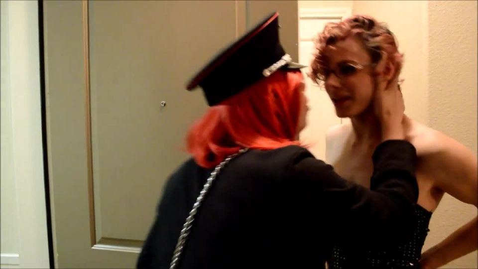 Trixxy Von Tease & Tara Muñeca / Amigo Reunión Sexo Online...