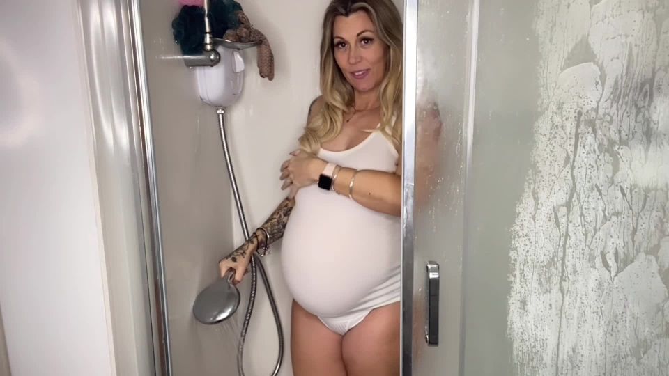 Megan_pkr - Pregnant MILF gets her T-shirt wet - Pregnant