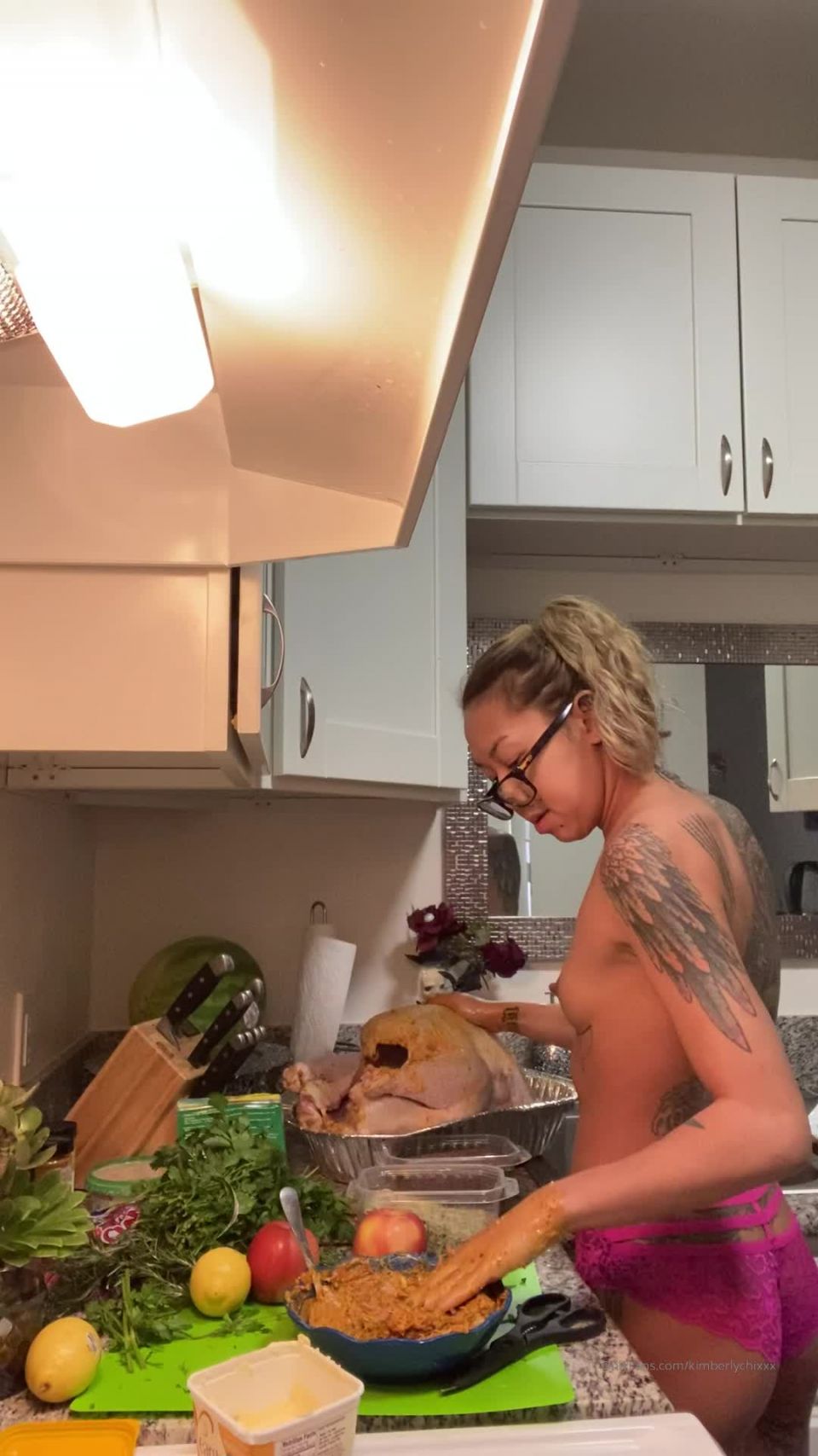 Kimberlychi - kimberlychixxx () Kimberlychixxx - me cooking my turkey topless 11-12-2019