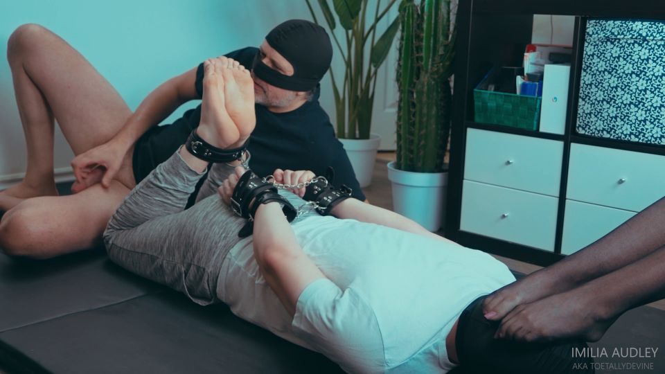 Imilia Audley - Acosando a un tipo Dominación Bisexual de Pie - 4K 2160P