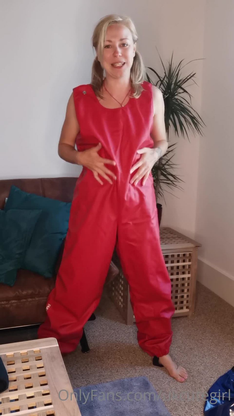 UK Cute Girl () Ukcutegirl - fiery red pvc 01-06-2020