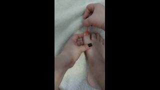Foot fetish: painting Halloween nails 