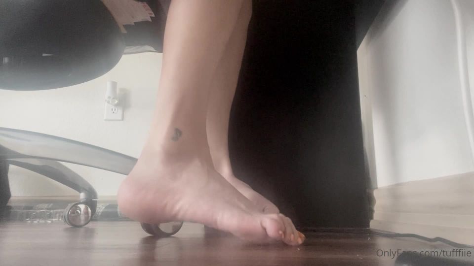 [FootJob-Porn.com] Onlyfans - Tuffie Arch Queen_046_tuffiearchqueen-09-08-2021-2187597150-pov you are my foot boy i decided to play a game of league while i make you sit on the f_Footjob-HD Leak