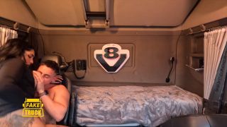 Yasmina Khan - Una mujer árabe tetona se deja follar por un conductor de camión en una Full HD