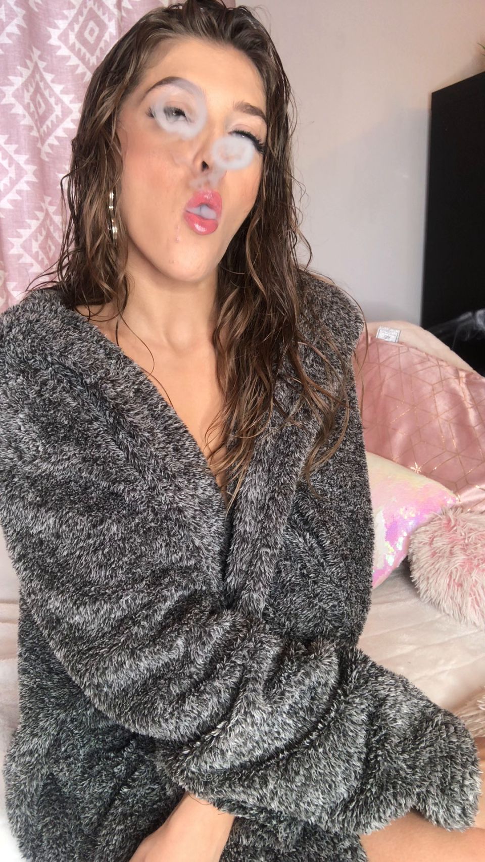 RhiannonRyder1995 - Wet hair amp smoking naked