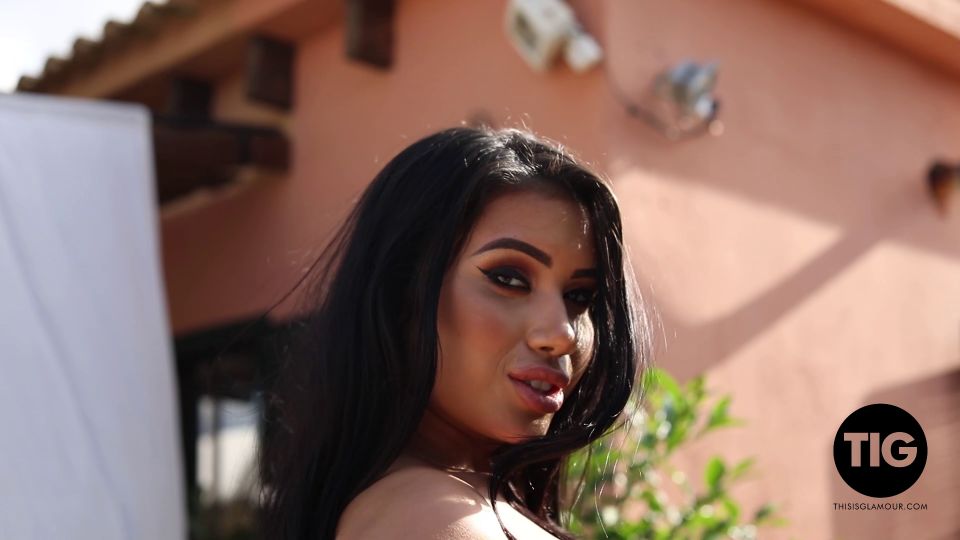 7120 Booty Booty Combo - Nicole Snow de cerca y desnuda