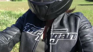 [Amateur] Hot French  Squirting On Her Motorcycle - Chaude Motarde Vic Alouqua