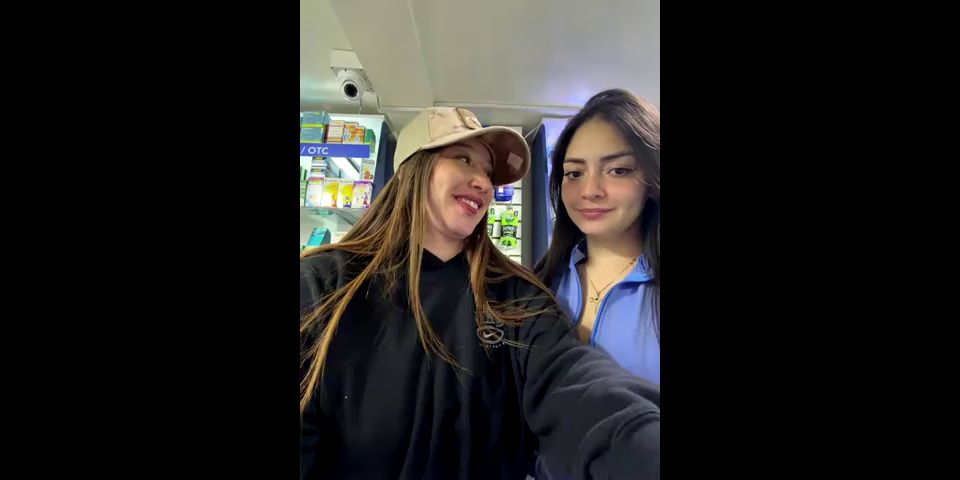 Al aire libre Petite Nomi Malone obtiene una Facial Pública 2 Nomi Malone