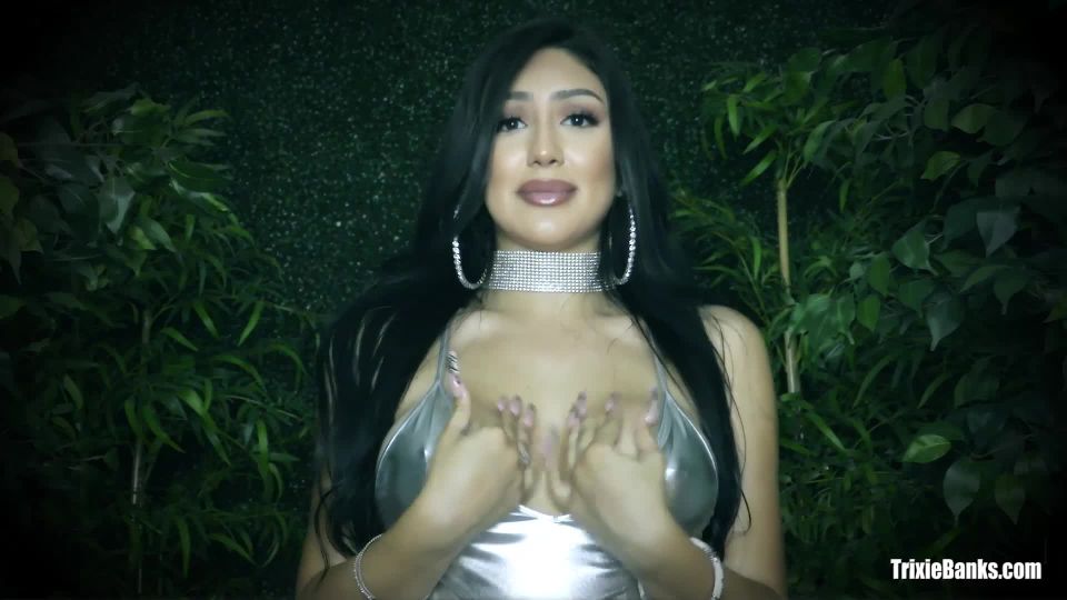 Trixie Banks encuentra un lugar donde bañarse ahora mismo (Porno femenino)