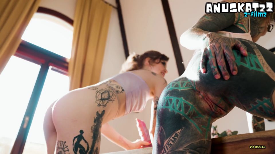 [K2S.CLUB] Anuskatzz - Lesbische tattoo Goth Mädchen intime Analdildo Dehnung - FullHD 1080P