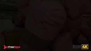 Llenen nuestros culos con Lenguas y Pollos, por favor