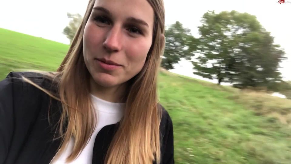 Julialove96 - amateur outdoor car creampie - reingespritzt public