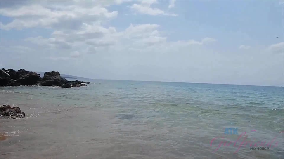 ¡Atenea disfruta de un día fuera, y se escupe en la cama! - (Porno duro)