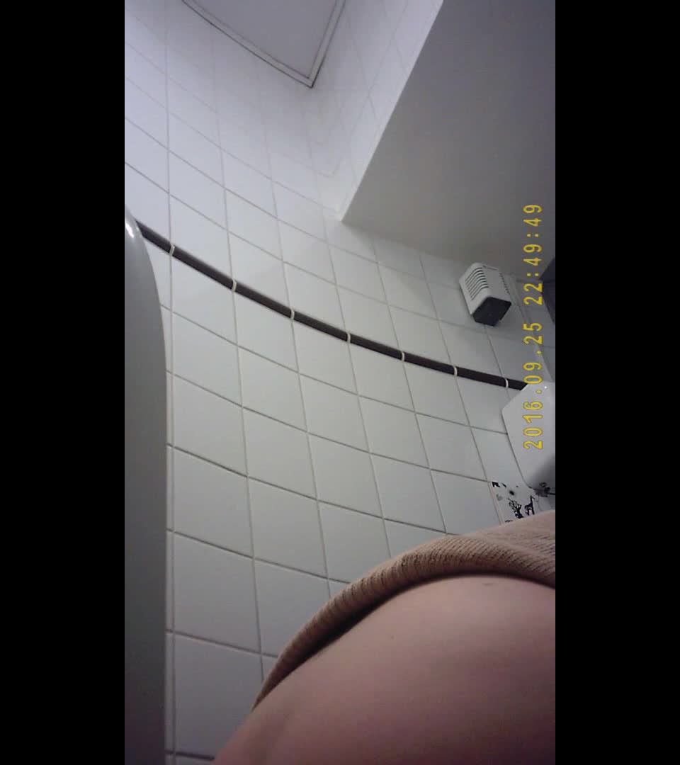 Voyeur – Student Restroom 131 - [Webcam]