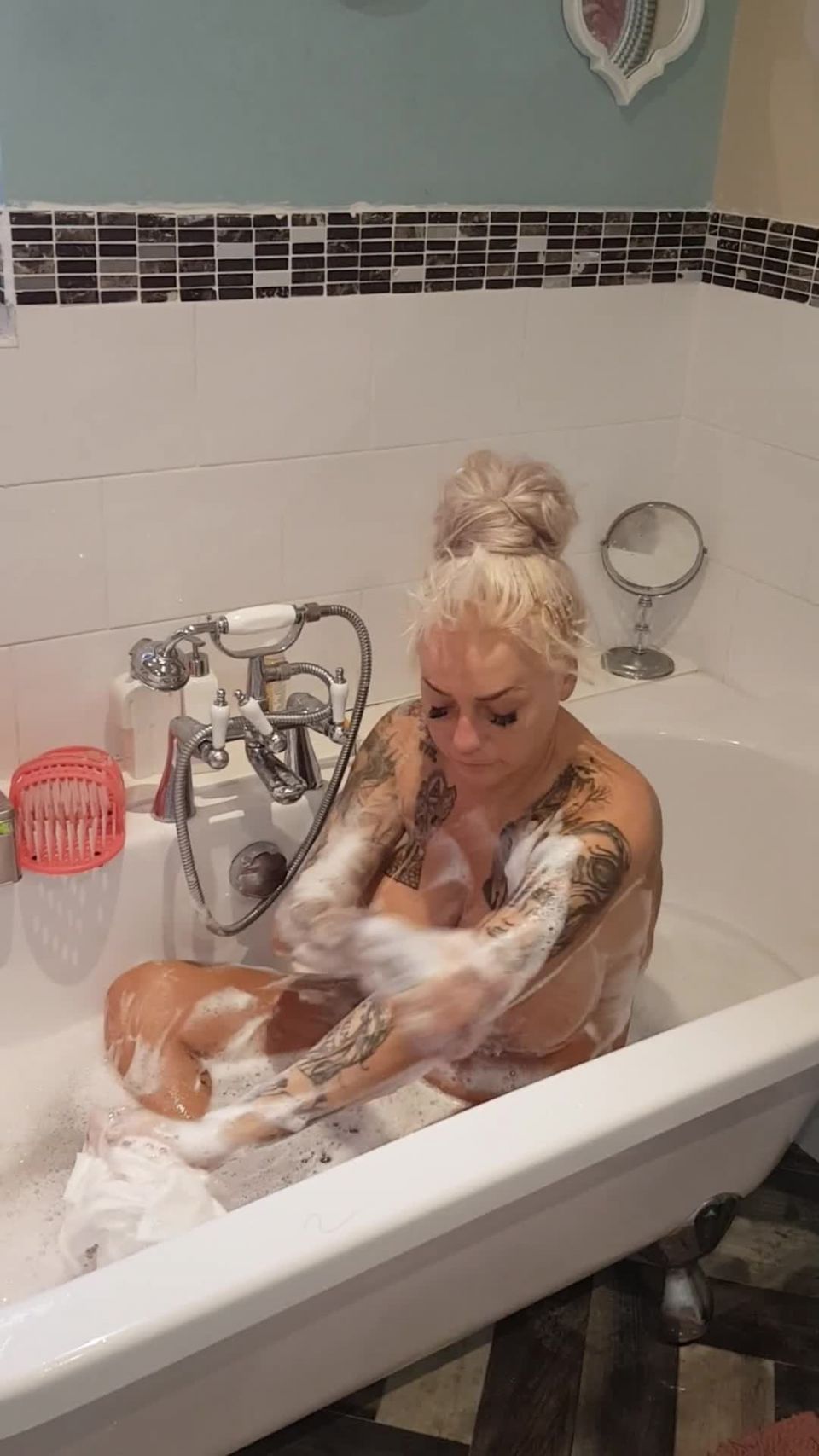 CREAMP$E QUEEN - bambiblacks uk () Bambiblacksuk - do you love my huge soapy tits come join me in the bath 29-12-2018