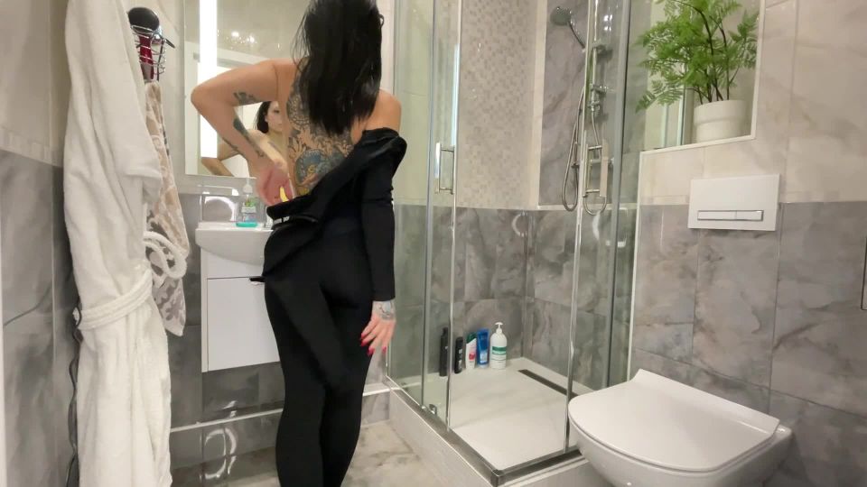 Xena Highvoltage – Watch Me in the Shower.