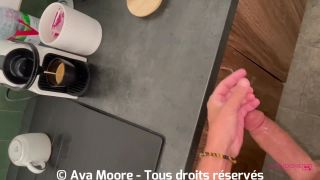 Ava - Moore Un petit dejeuner qui vire en baise hard face au miroir FRENCH