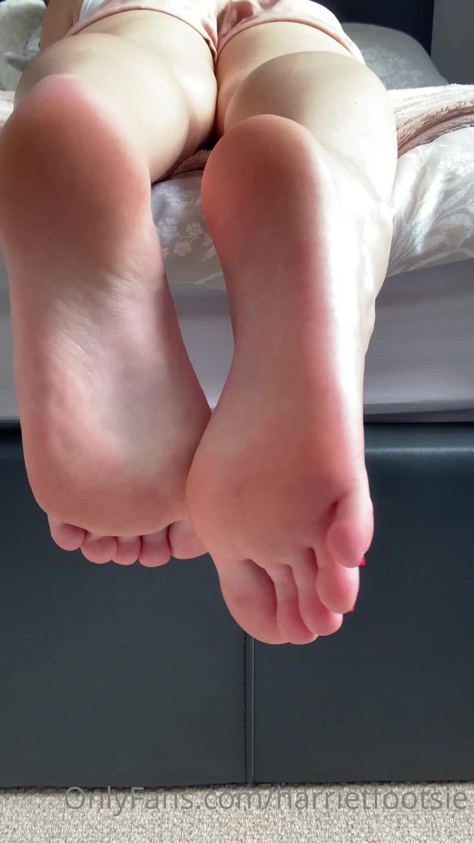 Onlyfans - Harriet King - harrietfootsie - harrietfootsieJust dangling over the bed - 16-05-2020