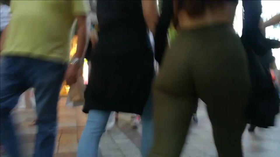 Girl with narrow waist and big bubbly ass Voyeur