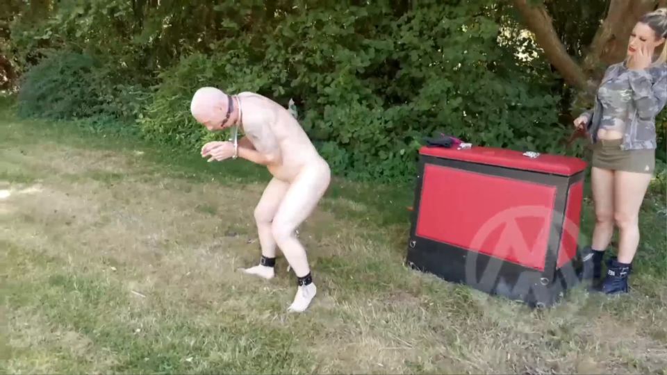 Recluta esclavos en el campamento II.