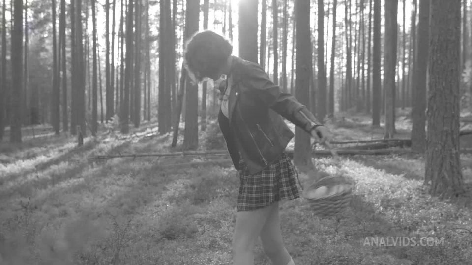 Darcy Dark - Darcy Dark In Search Of Mushrooms In The Forest Got Her First Anal Bbc - HD 720