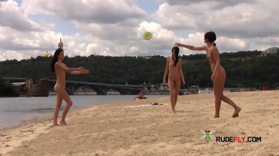 online video 34 Nudist girl flashing at beach on webcam 