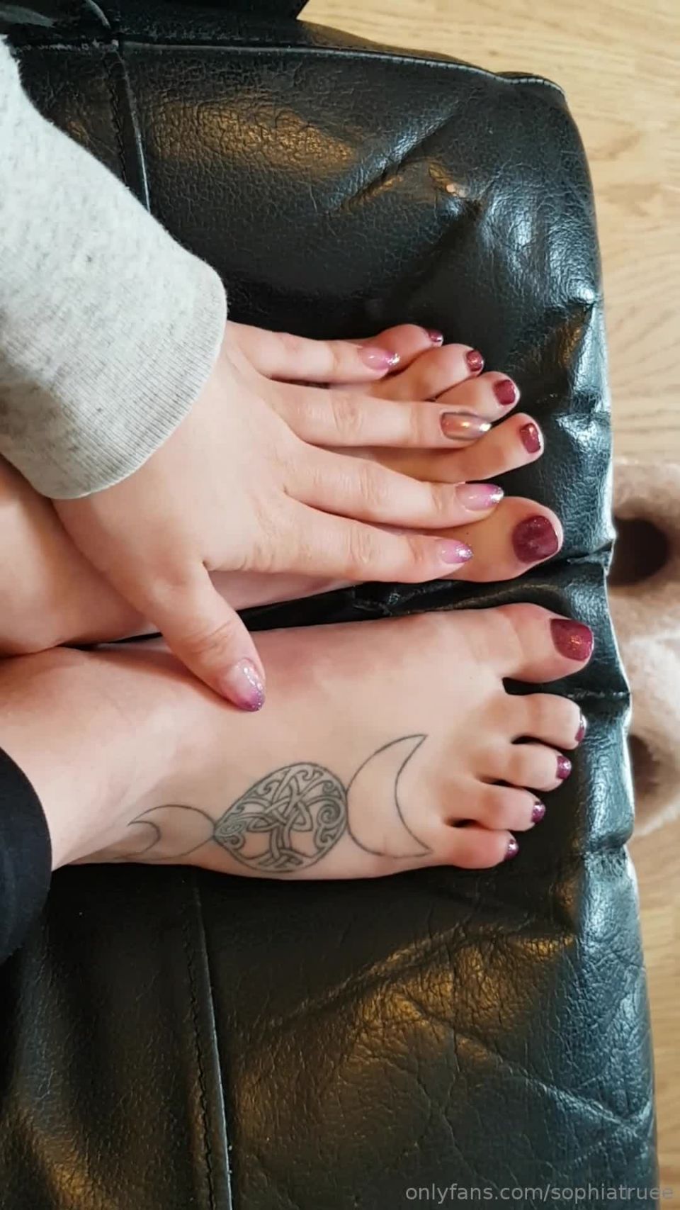 sophiatruee  Matching fingers toes footfetish feet footworship nailfetish findom finsub findomme paypig, femdom 69 on femdom porn 