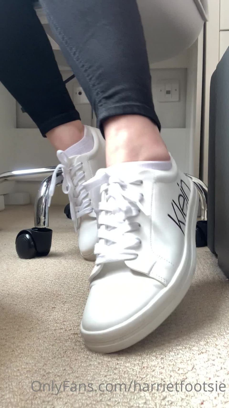 adult xxx clip 34 3d foot fetish harrietfootsie 170520212111684160 just casually working from home when you decide to come in and sit underneath my desk with, foot on feet porn