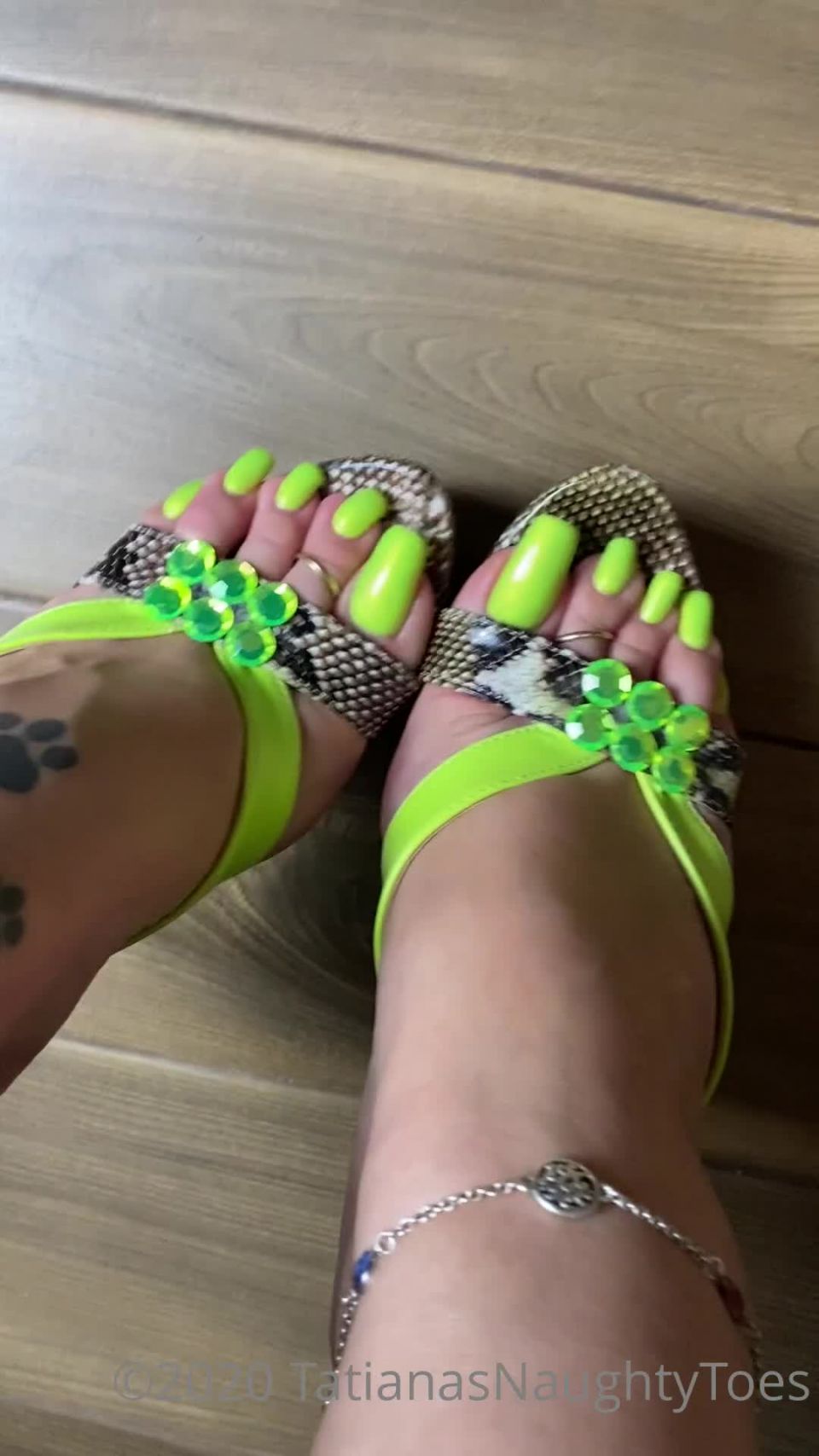 TATIANA - tatianasnaughtytoes () Tatianasnaughtytoes - new not so mellow yellow pedicure neon green heels showcasing my super hig 26-10-2020