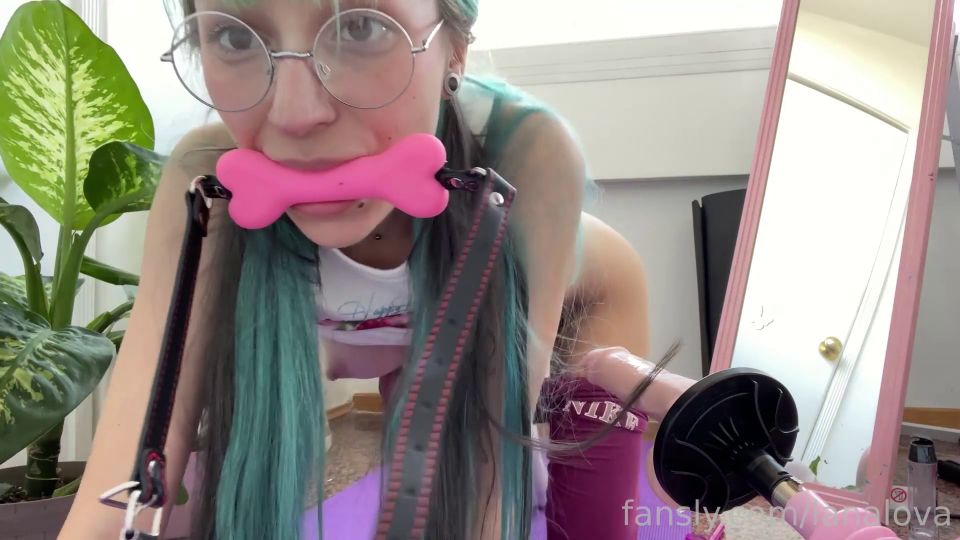 Lana Lova satisface su deseo con solo los fans de la máquina sexual (Pornstar)