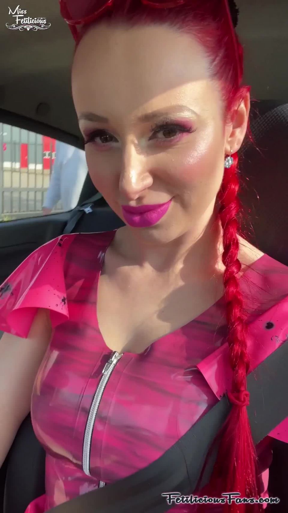 Fin de semana de moda de látex con rubéola - FetiliciousFans.