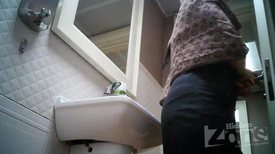  Voyeur – A woman in blue panties (AVI, HD, 1280×720),  on voyeur 