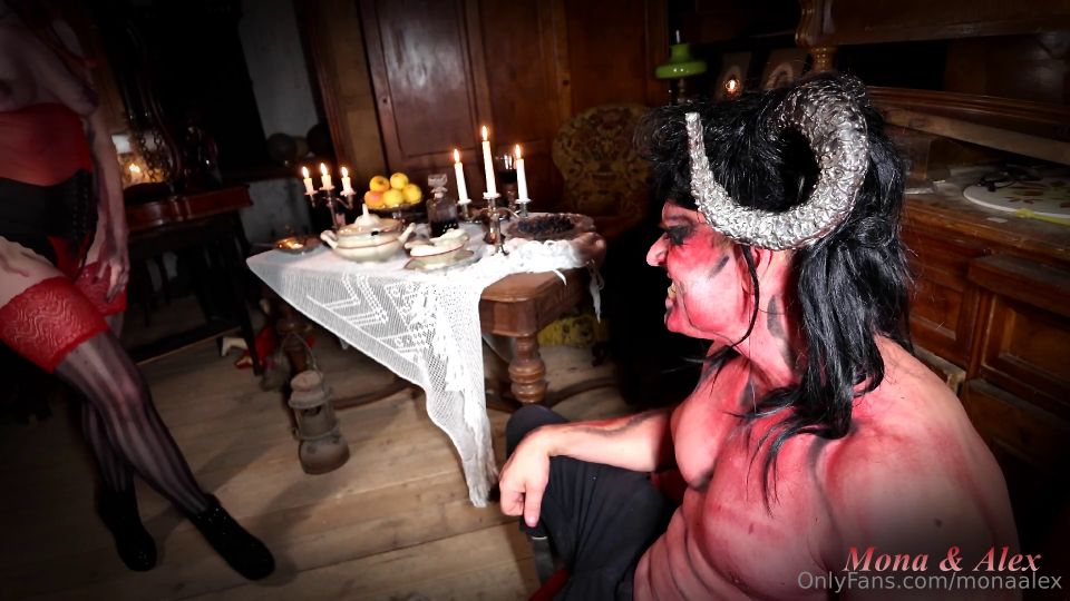 La Srta. Mona Alex, el Diablo y un Zombie que satisface su hambre insaciable, FullHD 1080P