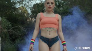 Clouds Roller Babe Anna Is Fit To Tease - UltraHD/4K2160p