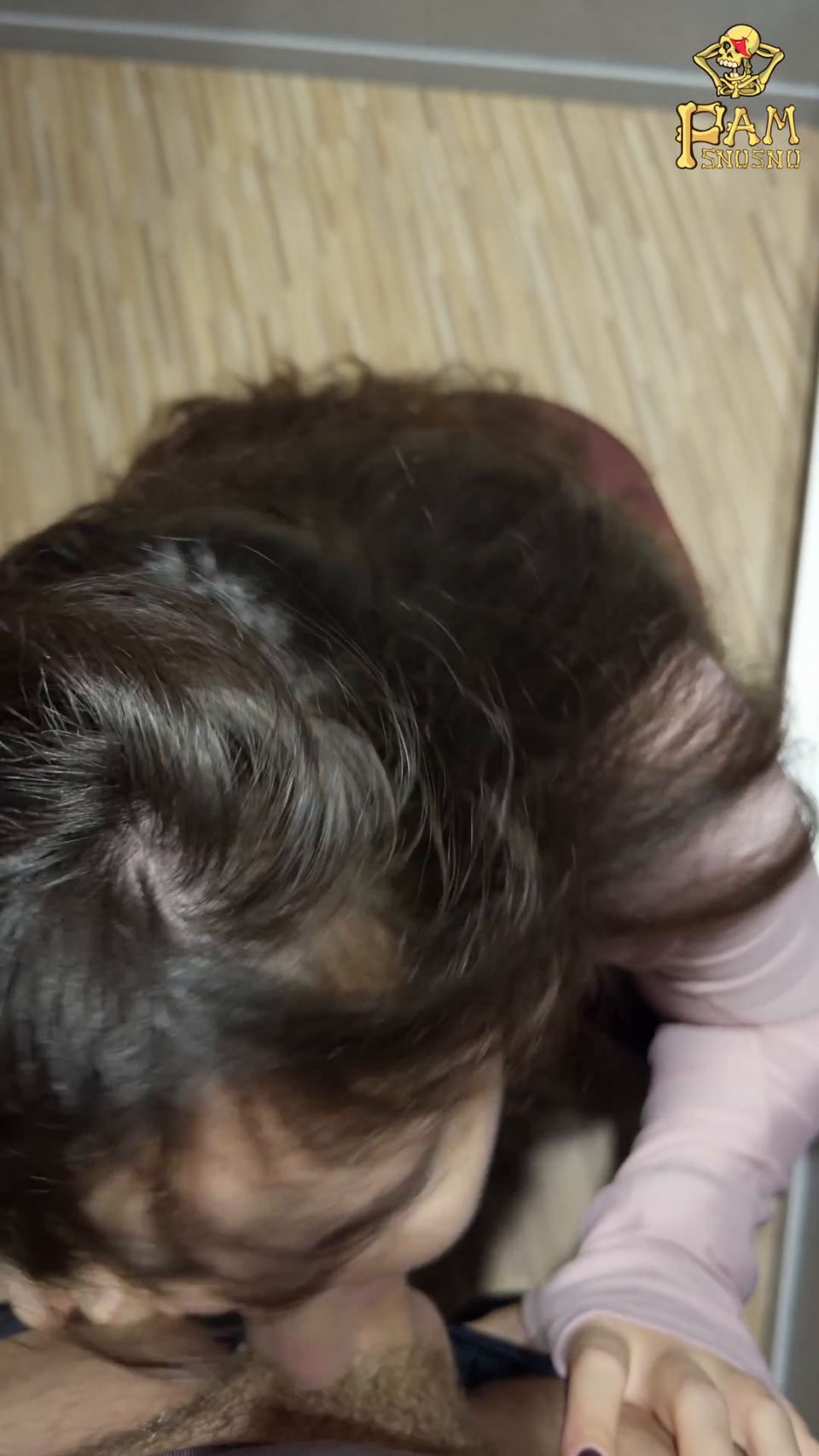 Pamsnusnu - Grande - Tetted babe intenta en la ropa en la habitación de montaje y termina chupando polla