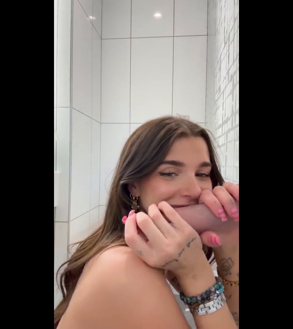 Arikytsya, chupando ese gran pene en la pared solofans (Pornstar)