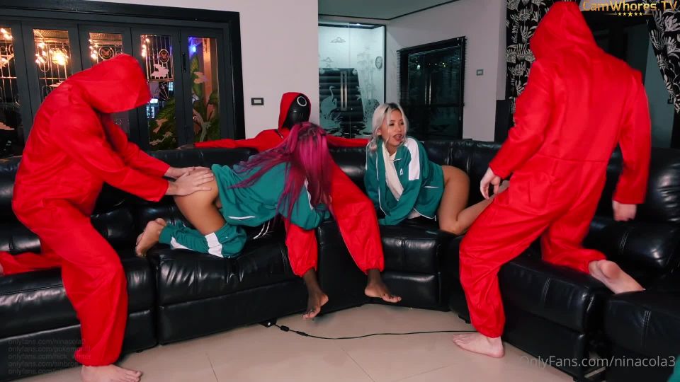 Ninacola de calamar juego se convierte en Wild Orgy Onlyfans (Porno de Amateur)