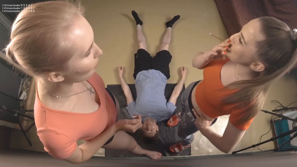 Gatos salvajes - ¿Quieres que dos hermosas chicas escupen sobre ti tumbarse delante de nosotros y coger cada gota - 4K 2160P