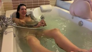 Señora Damazonia - Damazonia Damazonia - relajarse en el jacuzzi hasta que un culo aparece y tengo que jugar con él 03-01-2020
