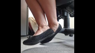 Onlyfans - Goddess Suzie - goddesssuzie26 - goddesssuzieAnother day under my desk with these hot summer days my bare feet in these flats are at t - 20-06-2021