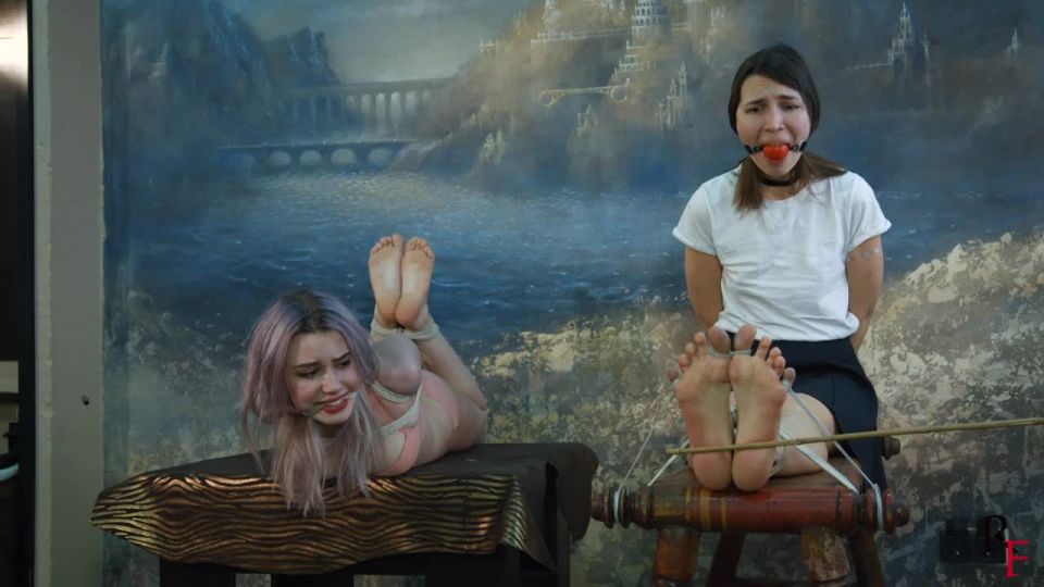 Los pies de Maya y su astrid apretada como un pedazo de.