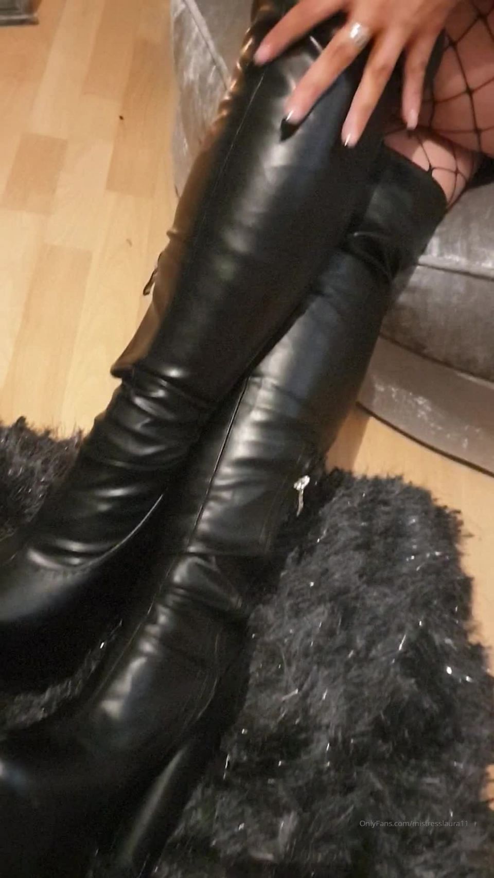 Miss Laura - mistresslaura11 () Mistresslaura - clip just look how much you twitch over my thigh high leather boots and fish 12-10-2019