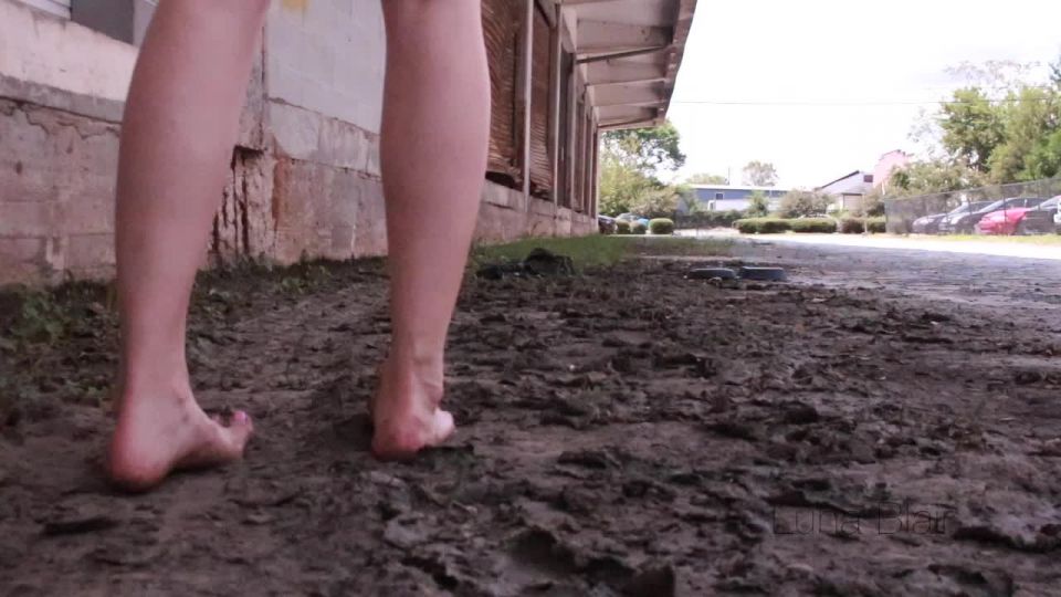 Messy feet – Goddess Luna Blair – Outside Dirty Soles Joi