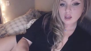 BleuReign aka Beabee plays with dildo