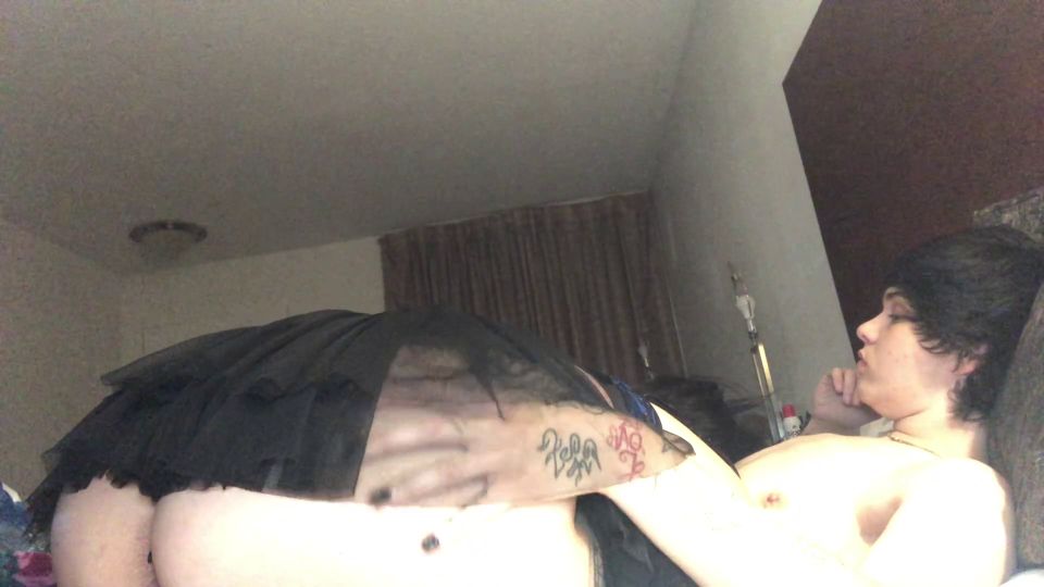 Dyke Seduces Female In Hotel Room